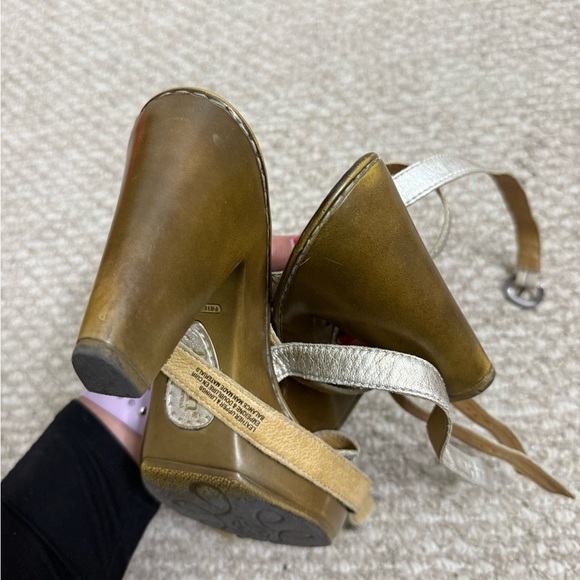 BORN GOLD SANDALS heels gold silver metallic strappy size 8 - Picture 9 of 9
